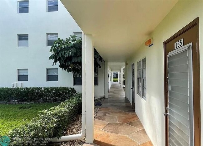 Building Photo - 135 Mansfield D