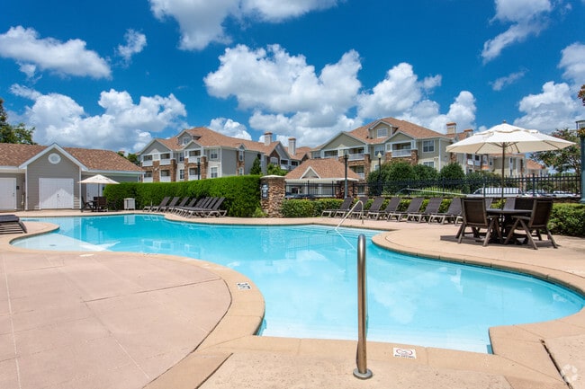 Piscina - Regent Apartment Homes