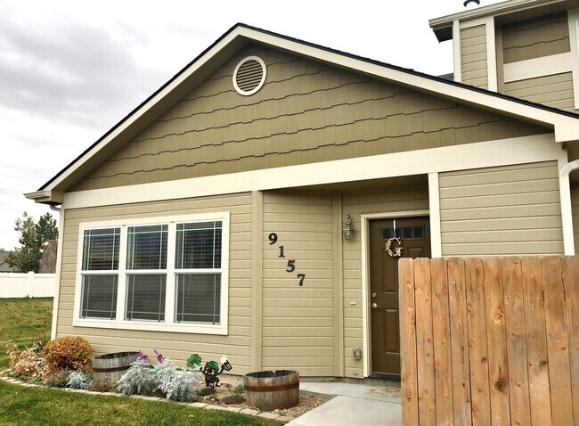 Building Photo - Adorable 2bd 2ba condo in the Charter Poin...