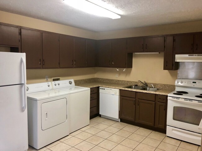 Building Photo - 150-152 Studio Ct