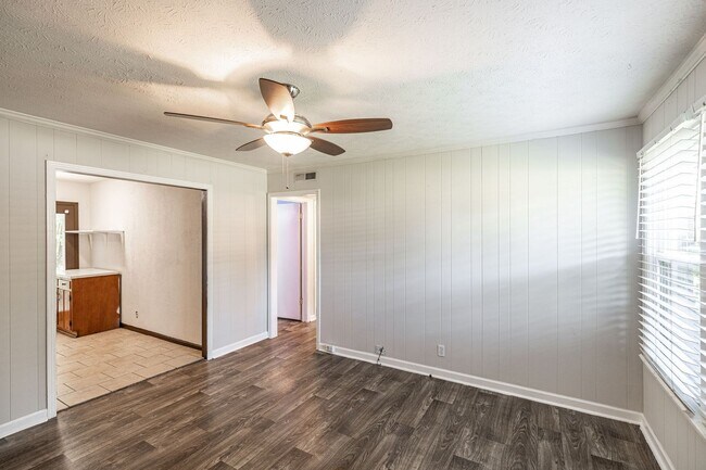 Building Photo - 127 B Susan Dr