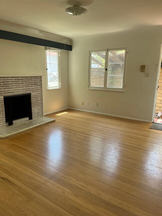 Living room toward front door - 1427 Euclid St