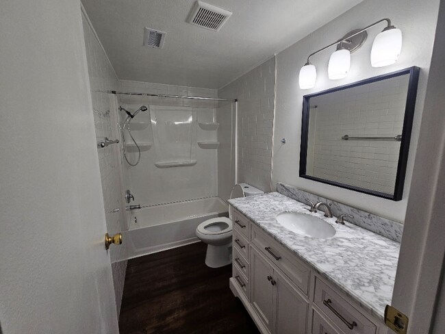 Foto del edificio - 2321 Birchwood Way