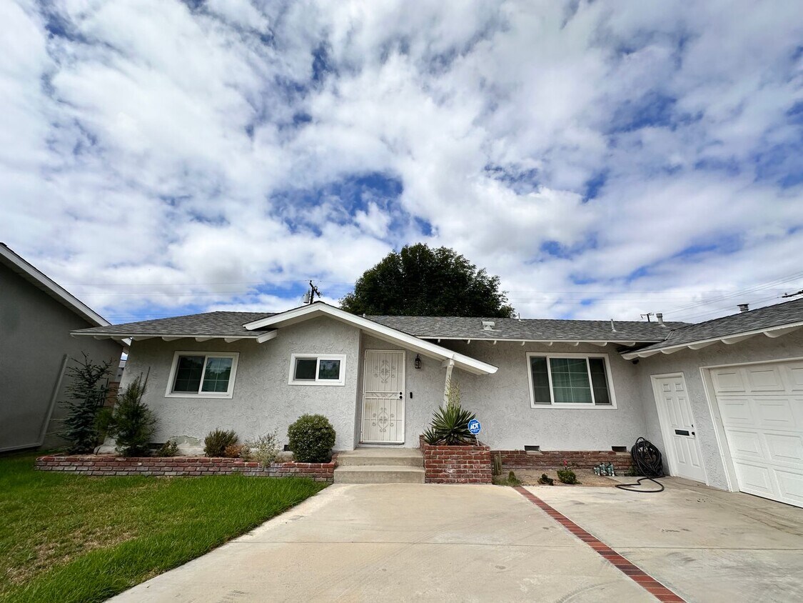 Foto principal - Beautiful 3BR/2BA Home with Large Backyard...