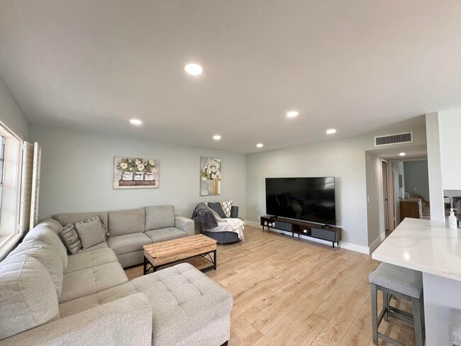 Foto del edificio - 698 Normandy Ln