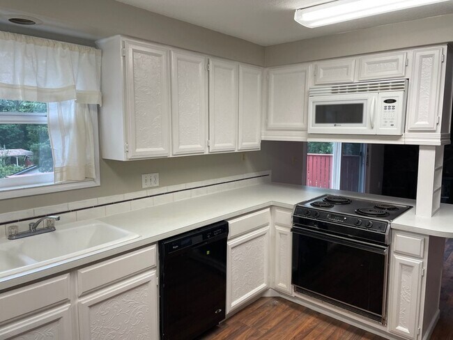 Foto del edificio - SPACIOUS FIVE BEDROOM HOME IN KELSO