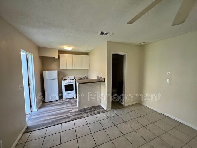 Building Photo - 622 Royalty Ct