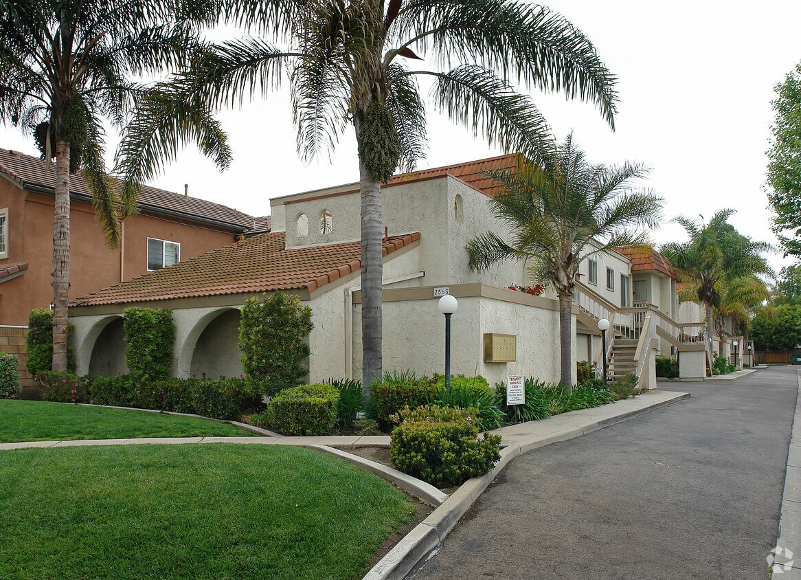 Foto principal - 2565 Santa Ana Ave