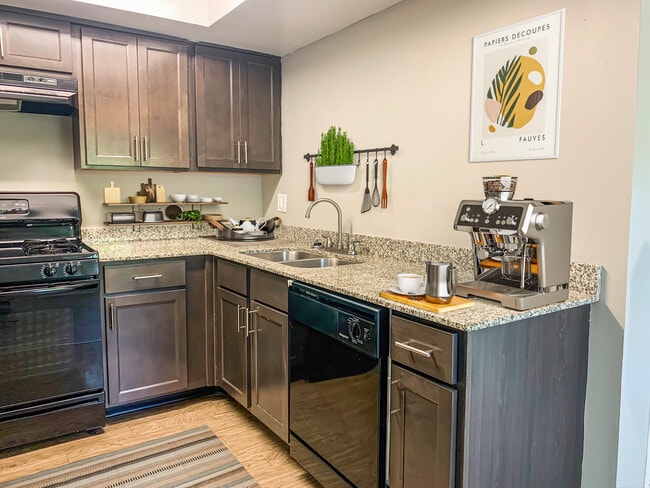 Foto del edificio - Lansdowne Grove - FREE Rent!