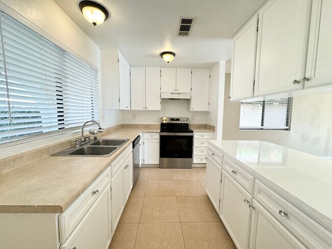 Building Photo - AVAILABLE NOW!! 3 Bed/2 Bath Home in La Qu...