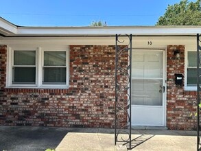 Building Photo - 326 W Hampton Ave