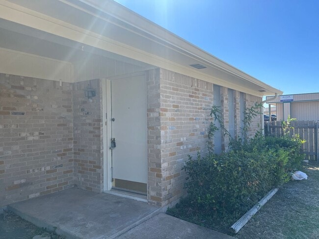 Building Photo - TriPlexes *LEASING SPECIAL AVAILABLE*