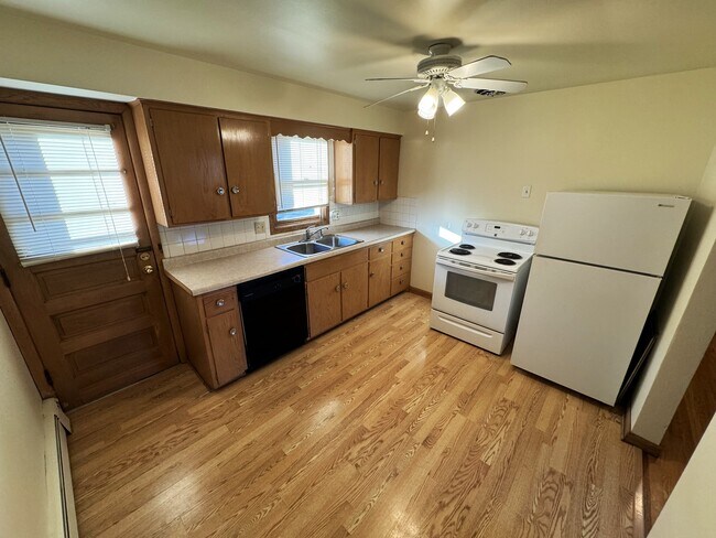 Eat-in Kitchen - 321 Pawling St