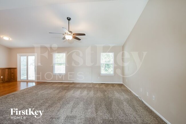 Foto del edificio - 3017 Valley Oaks Dr