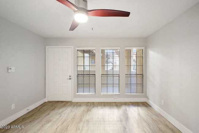 Foto del edificio - 10002 N 7th St