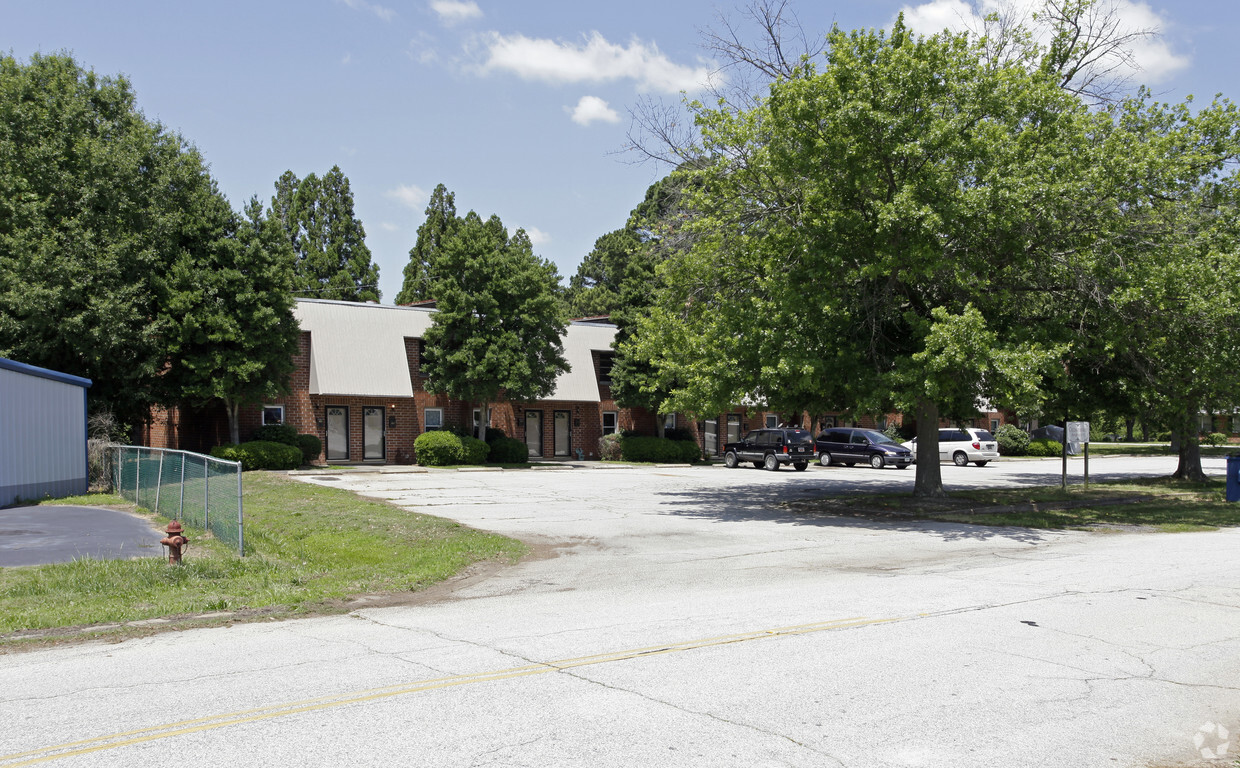 Primary Photo - 100 Cedar St Collegeview