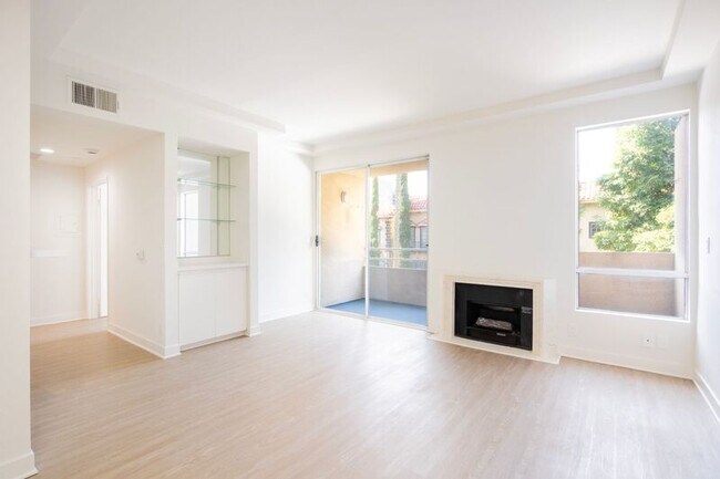 Building Photo - 1616 N Serrano Ave