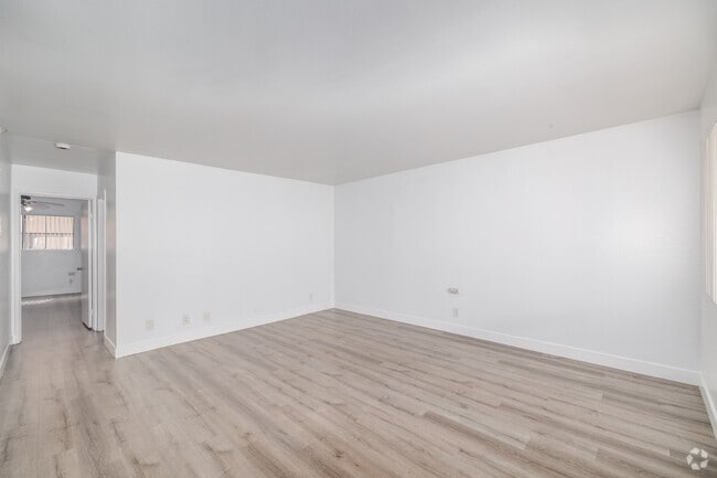 1 dormitorio, 1 baño - 800 pies cuadrados - Sala de estar - 13628 Kornblum Ave.