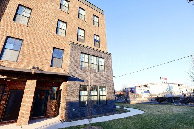 Foto del edificio - 2445 Ownby Ln