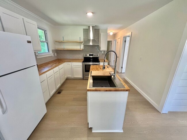 Building Photo - Renovated 3 bed, 1 bath Home w/ Large Fenced Backyard