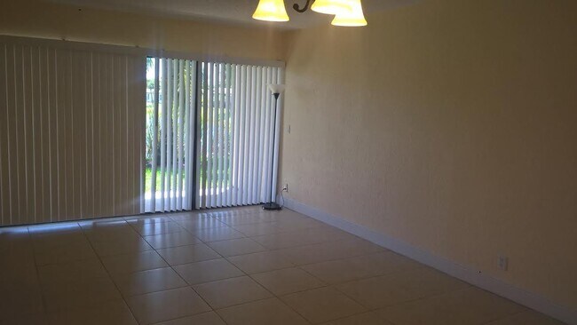 Building Photo - 1484 Lake Crystal Dr