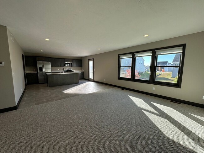 Foto del edificio - Newer Build - Four Bedroom Duplex in Caledonia!