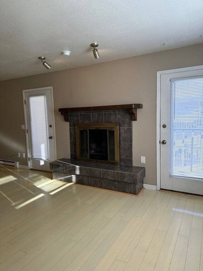 Building Photo - 2BED, 1BATH IN JEWEL LAKE AREA |LAUNDRY IN UNIT!!!
