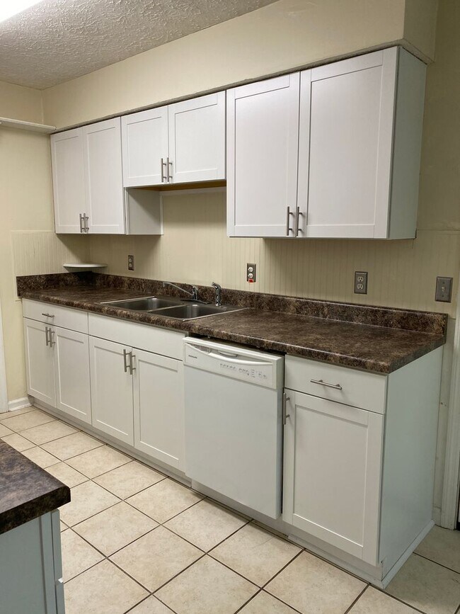 Foto del edificio - Adorable 3/2 on large corner lot