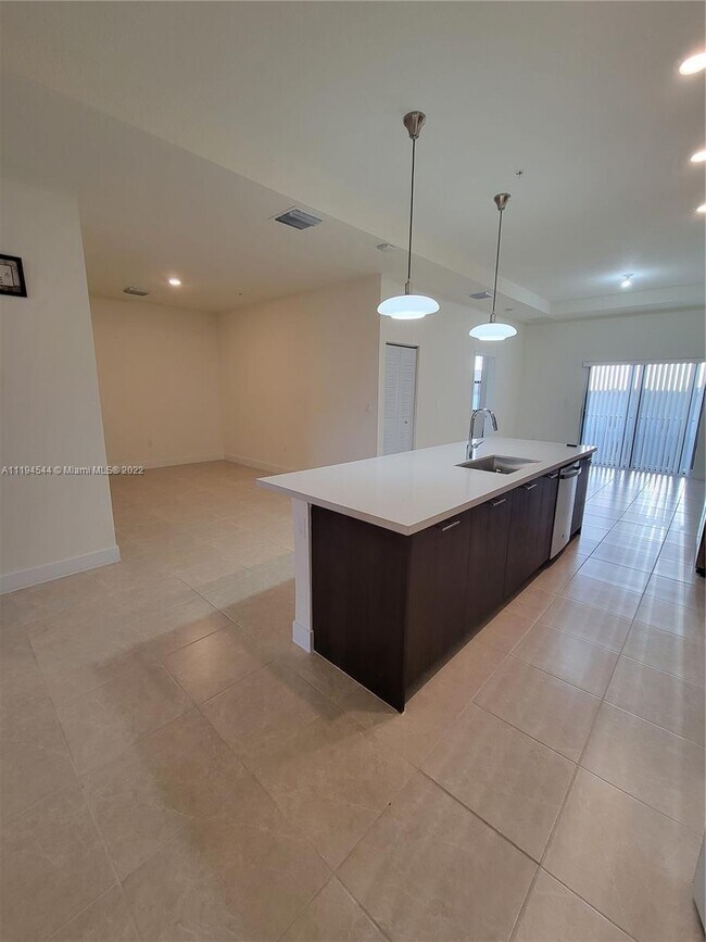 Foto del edificio - 8151 NW 104th Ave