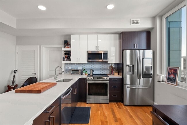 Building Photo - 10 Taber St