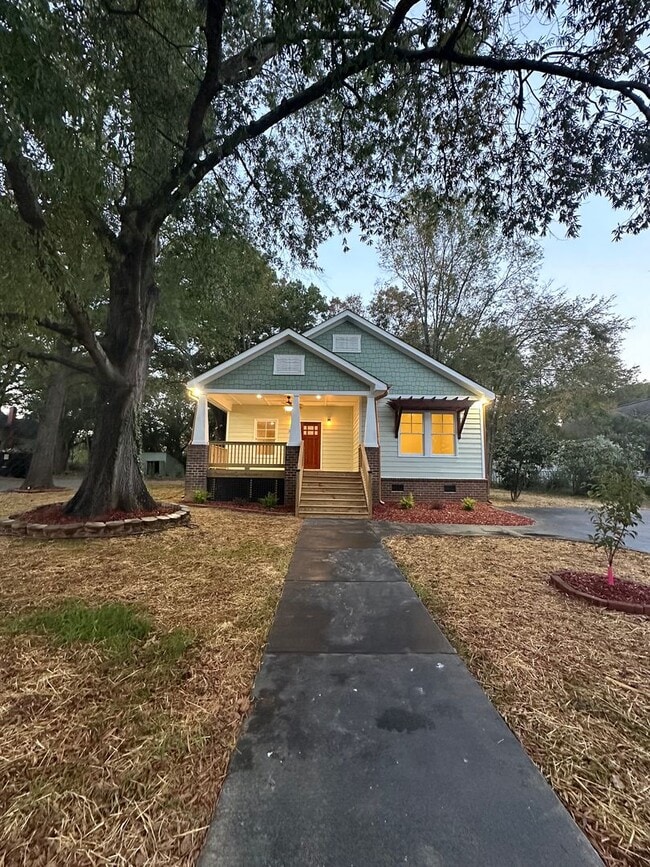 Building Photo - Downtown Monroe Home Available