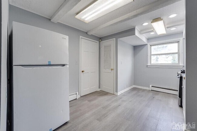 Building Photo - 180 Main St