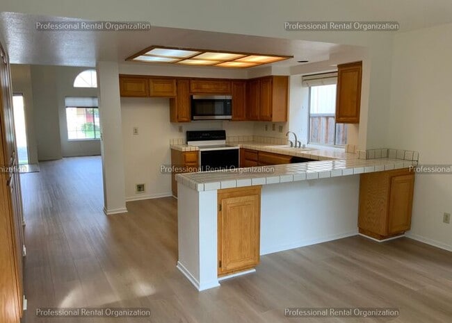 Building Photo - Charming Family Haven in the heart of Windsor