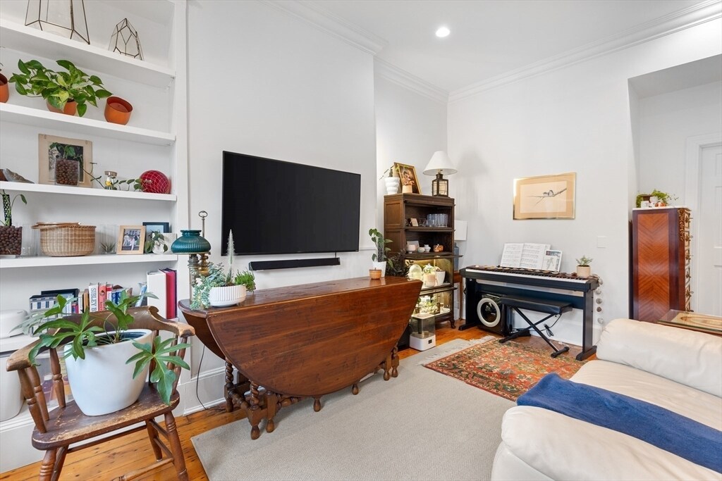 Foto principal - 221 W Newton St