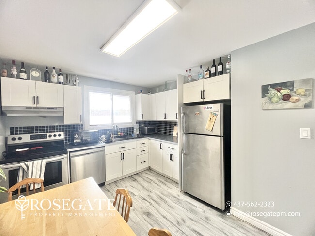 Photo du bâtiment - Spacious 3-Bedroom Apartment with Parking in Waterloo