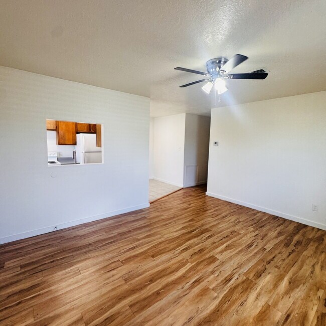 Foto del edificio - Welcome home to your 2 Bedroom | 1 Bathroom Apartment located in Nederland, TX.