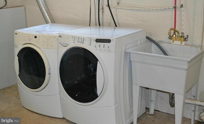 Building Photo - 7034 Dunbar Rd