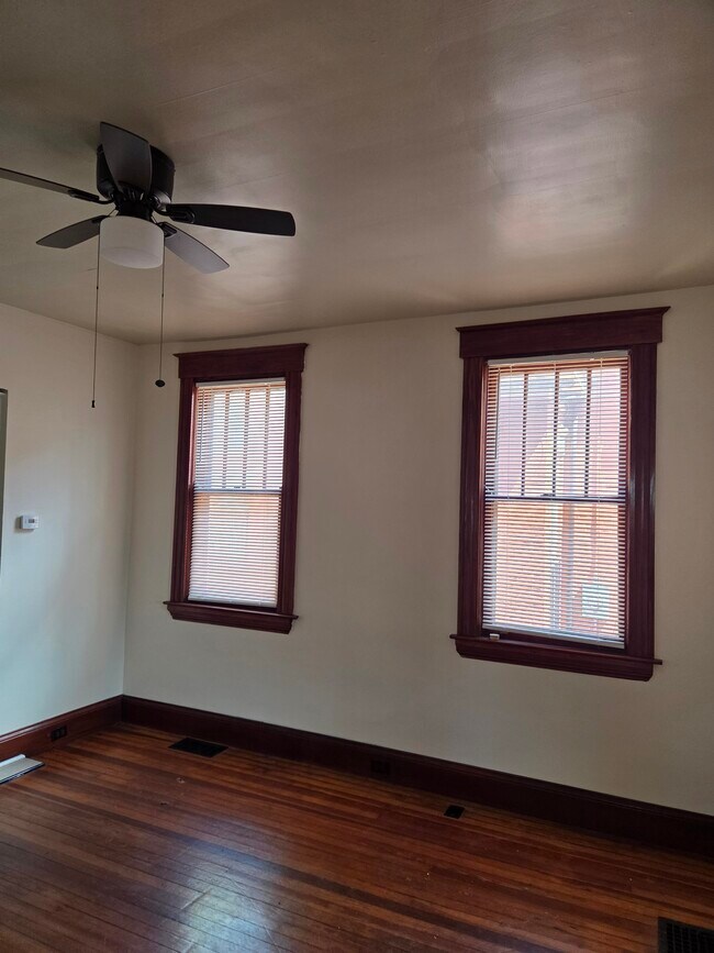 Foto del edificio - 229 E 5th St