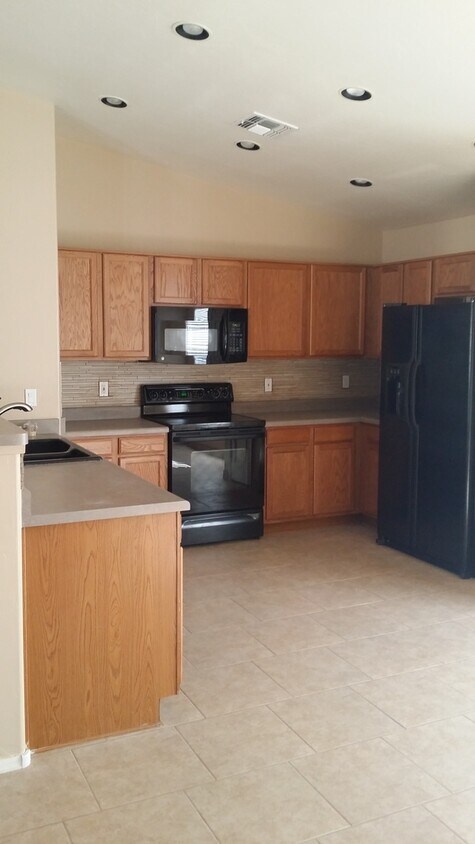 Foto principal - Rita Ranch Beauty ready for Move In Today! 4 bedroom 2 bath Home all Updated!