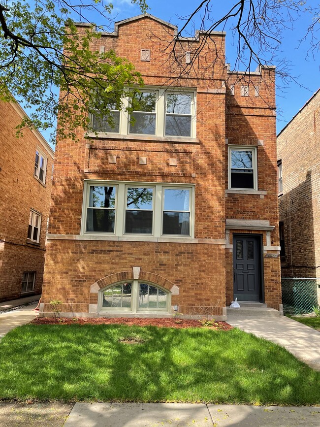 Building Photo - 5730 N McVicker Ave