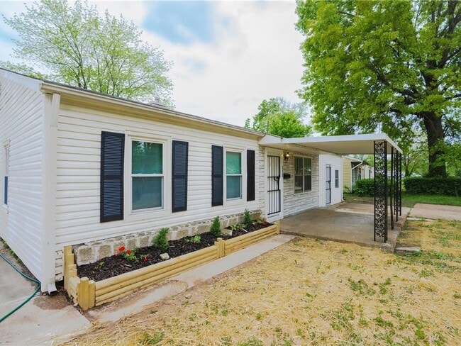 Building Photo - Updated & Modern 4 Bedroom Home in Cahokia...