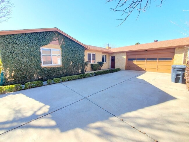 Foto del edificio - Updated 3 bed 2 bath near UPTOWN! Don't Mi...