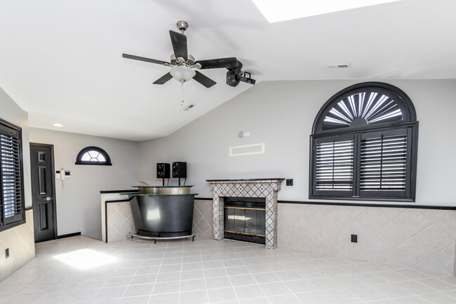 Foto del edificio - 136 W Green Meadows Rd