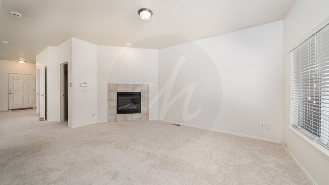 Building Photo - End-unit townhome in Soaring Eagles