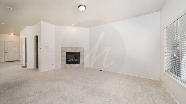 Foto del edificio - End-unit townhome in Soaring Eagles