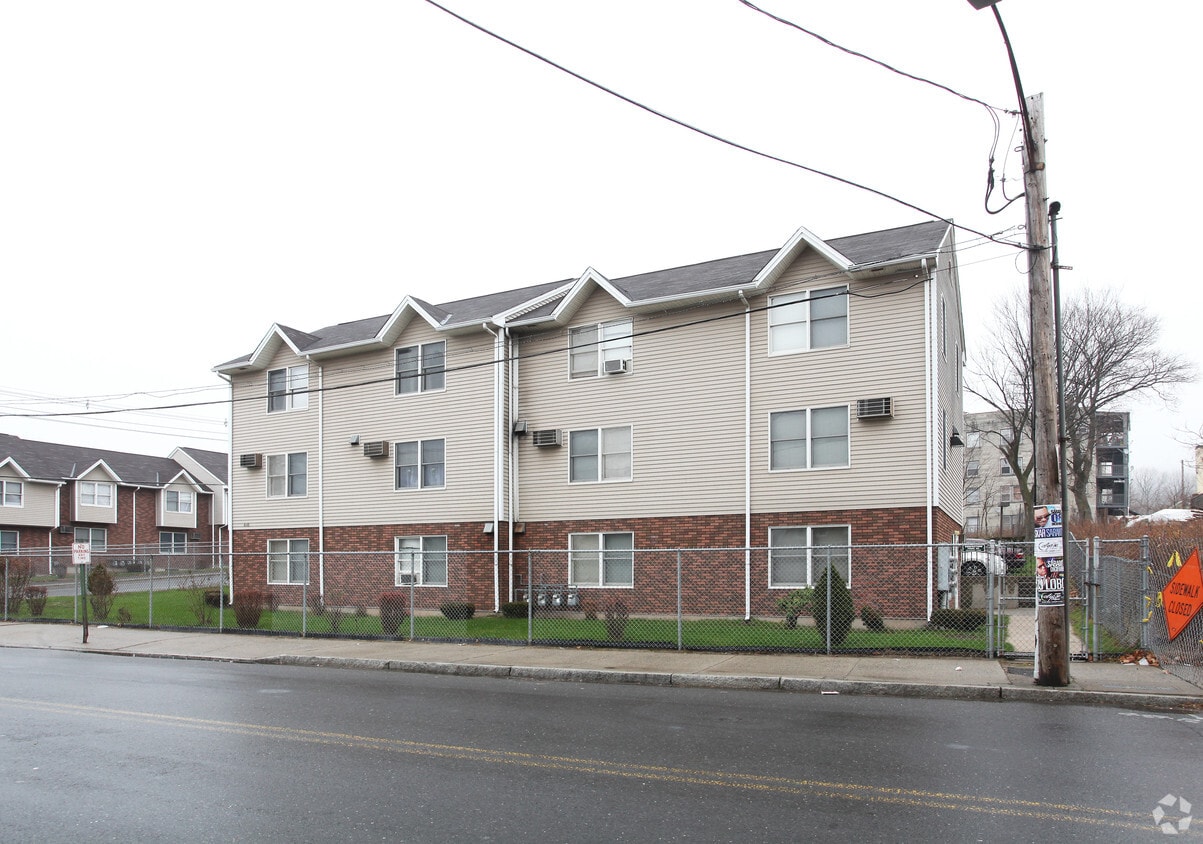 Building Photo - 605 S Main St