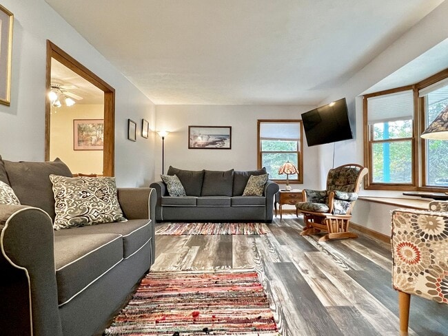 Building Photo - Cute, Comfy & Full of Charm!