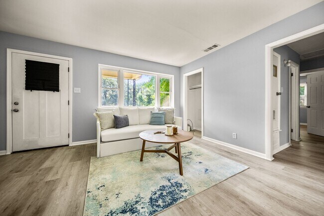 Building Photo - Cozy 3 Bedroom Home