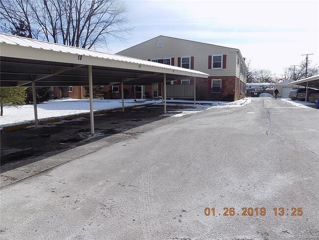 Foto del edificio - 813 W Maple Rd