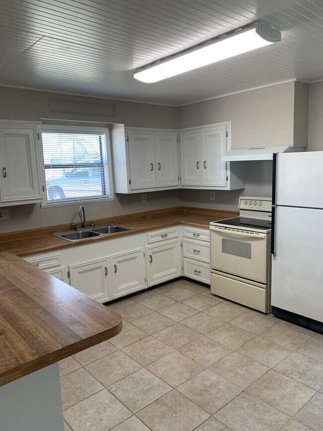 Foto del edificio - 164 S School St